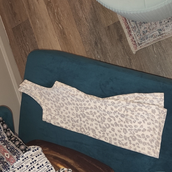 Maurices cream/gray scoop tank size small - Picture 2 of 4